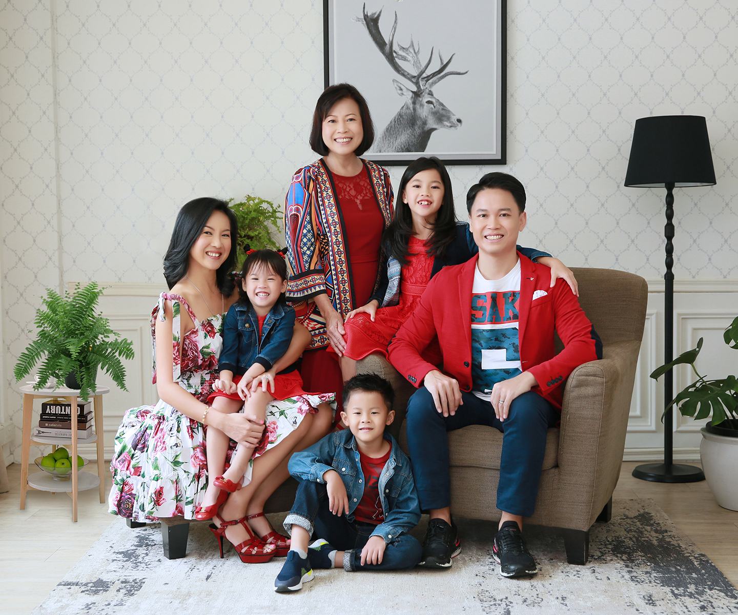 What are the Essential Elements of a Professional Family Photo Studio?